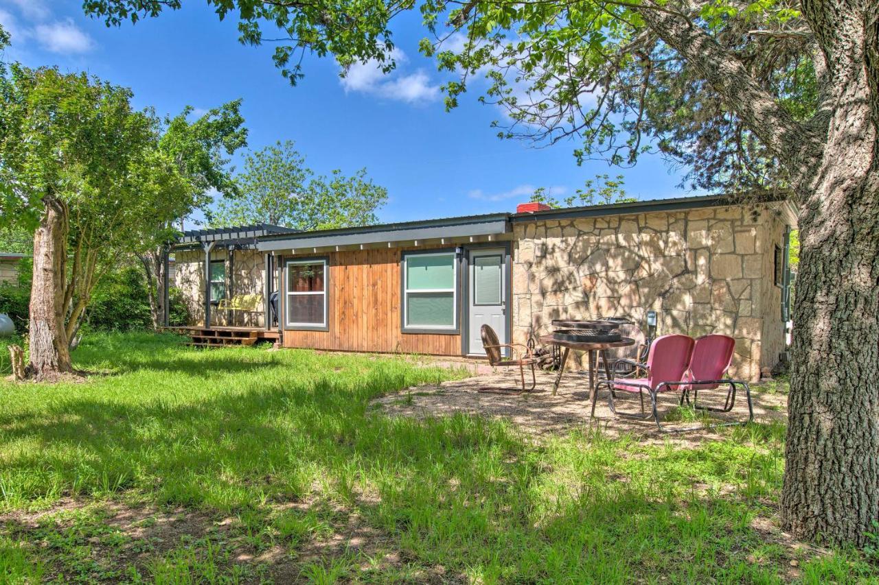 Remodeled Retro Home With Deck, Walk To Main Street! Blanco Exterior photo