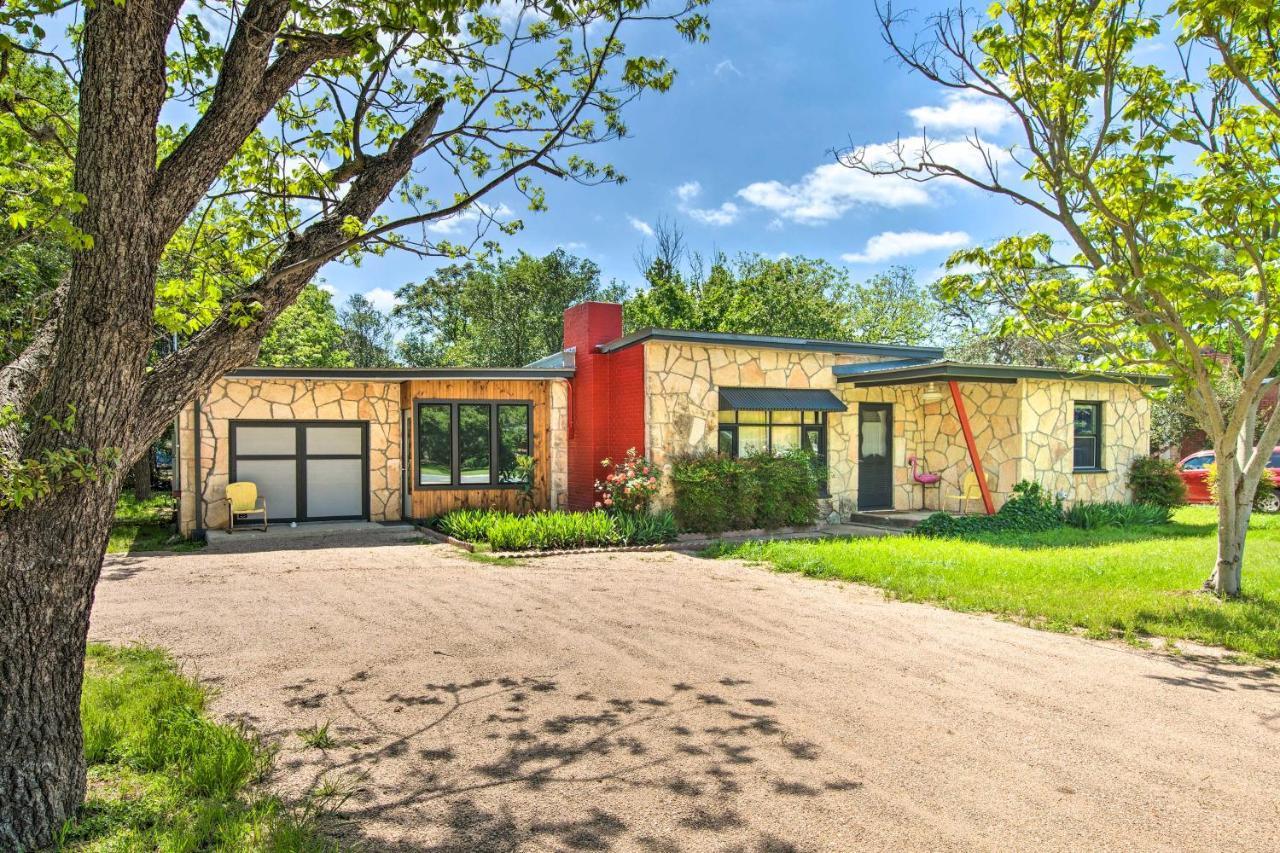 Remodeled Retro Home With Deck, Walk To Main Street! Blanco Exterior photo
